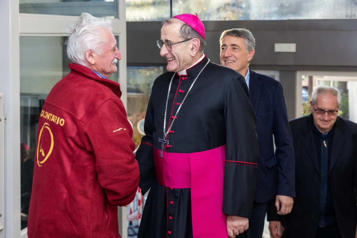 Inaugurazione Camera del Cardinale: Mons. Delpini con un volontario di Opera Cardinal Ferrari