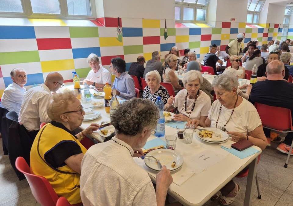 A Ferragosto Milano non lascia indietro nessuno: oltre 200 persone alla tavola dell’Opera Cardinal Ferrari